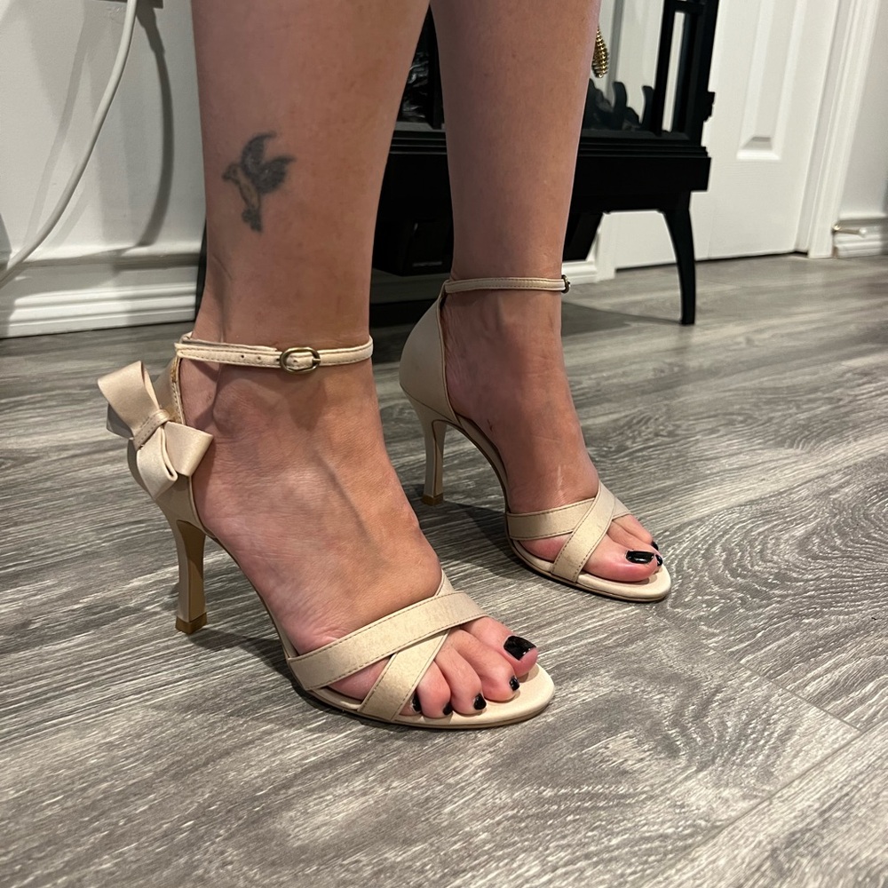 Charles David Cream Bow Accent Heels
